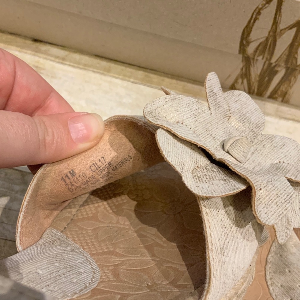 BOC Shoes Cream & Gold Wedge Sandals Size 11 M - Picture 3 of 8